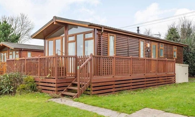 Fenny Bentley House | Perfect accommodation for a family, on a fully equipped holiday park