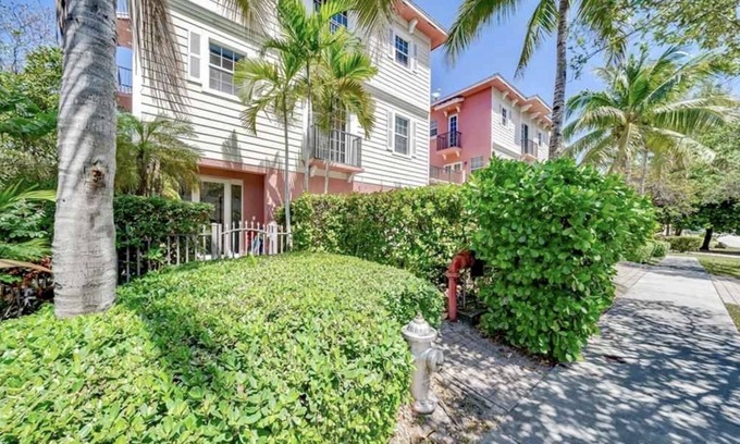 Pompano Beach House | PERFECT BEACH GETAWAY-Las Playas -Walk to Beach, Shops & Dining
