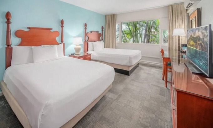 Kahului Hotel | Perfect Beach Vacay! 4 Spacious Rooms | Pool + Fireplace | Near Paukukalo Beach