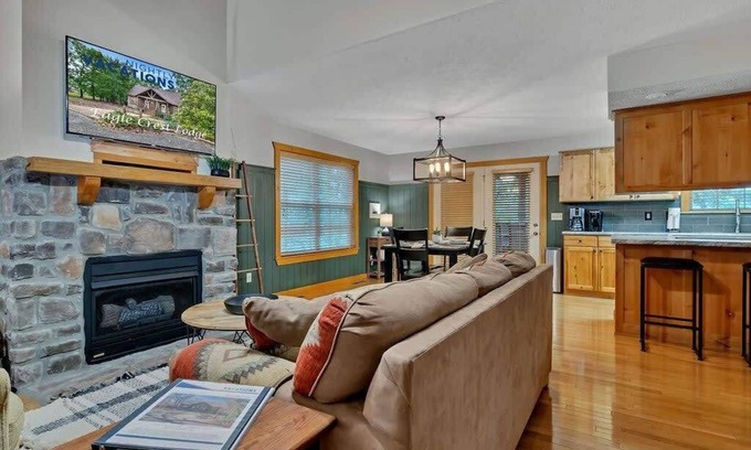 Reeds Spring Cabin | Perfect Cabin Retreat! Close to Silver Dollar City