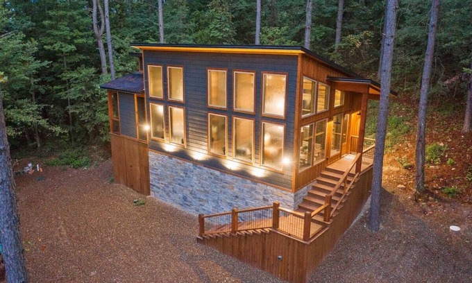 Golden Cabin | Perfect Couples Getaway! Modern Chic 1 bdrm Sleeps 4