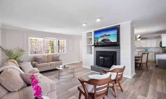 Garner House | Perfect cute home in Garner w firepit & king bed