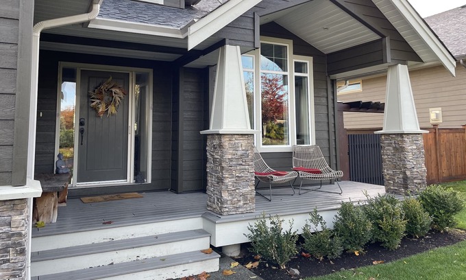 Campbell River House | Perfect family home close to Mt Washington Ski Hill and one block to the Ocean!