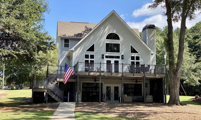 Reed Creek House | Perfect family lakeside getaway w/pickleball court. Slps 12, 2 docks, firepitn