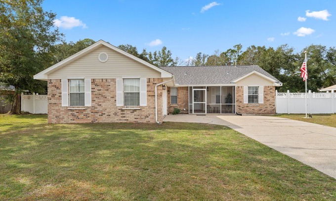 Pensacola House | Perfect Family Stay-Pet Friendly-Large Yard-Close To Beaches and Activities!