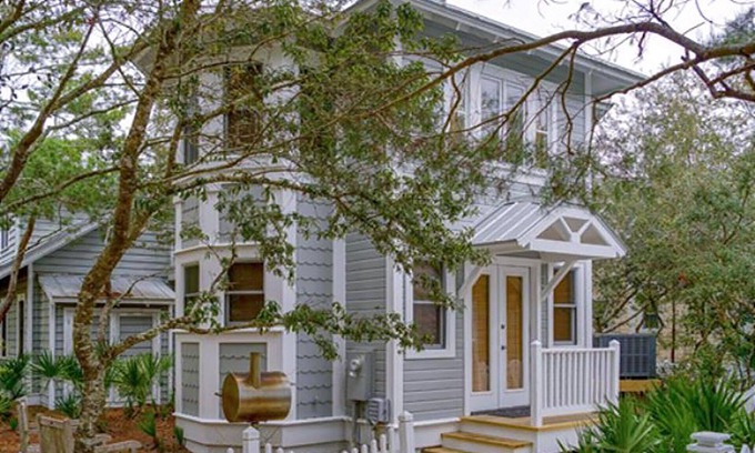 Seaside House | PERFECT FOR A COUPLE'S GETAWAYS! 2 MINUTE WALK TO POOL & BEACH