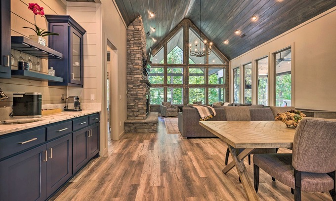 Broken Bow Cabin | Perfect for Couples,2 King Master bedrooms, Dry Sauna, Hot Tub, 3 covered decks