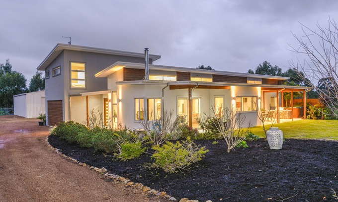 Quedjinup House | perfect for families free WIFI come down & enjoy the beautiful SW!Latitude 33 -