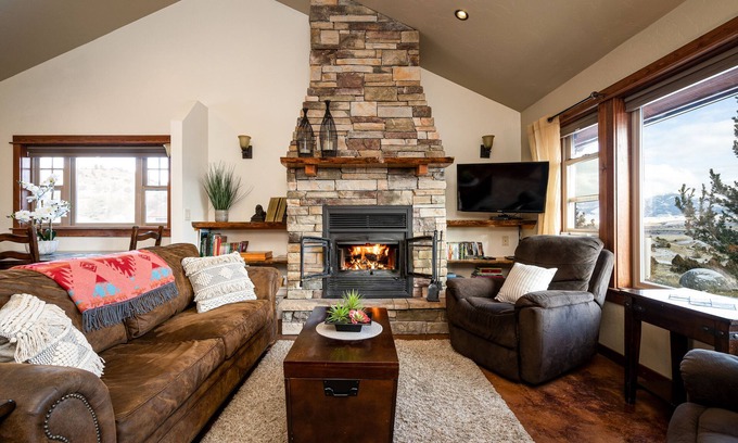 Emigrant Cabin | Perfect for Families Visiting Yellowstone ~ Hot Tub! Splendid Views! Chico