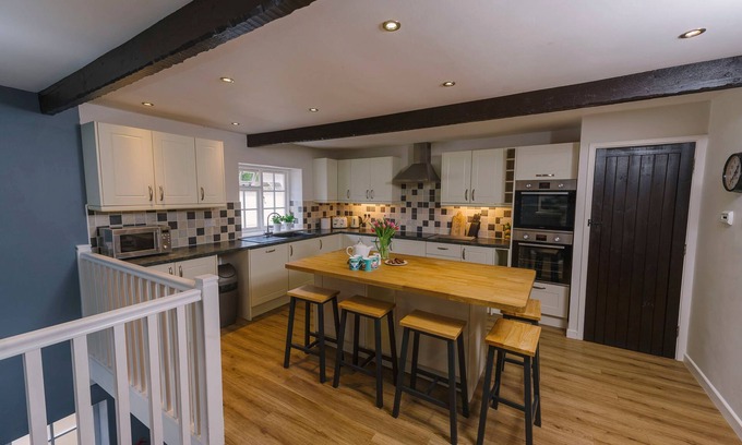 Tawstock Cottage | Perfect for family groups with Indoor Pool