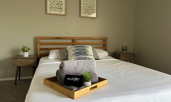 Sherman Apartment | Perfect for workers, great location, full kitchen, WiFi, 1 bedroom in quiet apt