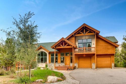 Three Peaks House | Perfect for Your Family Vacay with private hot tub! home