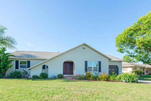 Deltona Lakes House | Perfect Gateway to Disney and Retreat Center.
