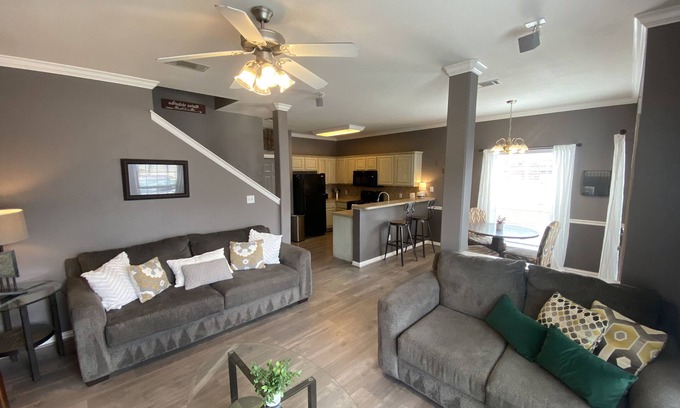 College Station House | Perfect Get-Away townhome across from Central Park