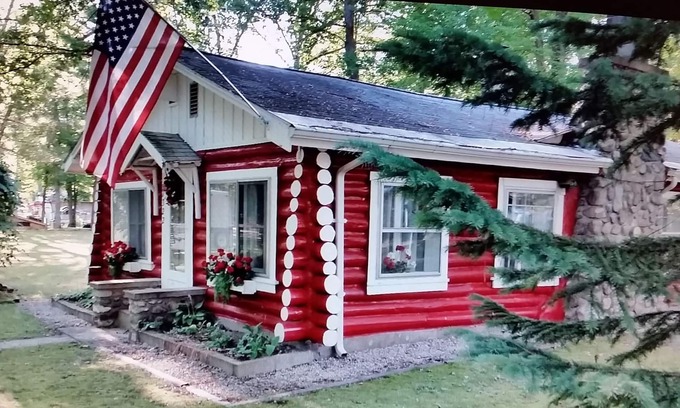 Fountain Cabin | Perfect getaway for couples ! close to Ludington or Baldwin.nn