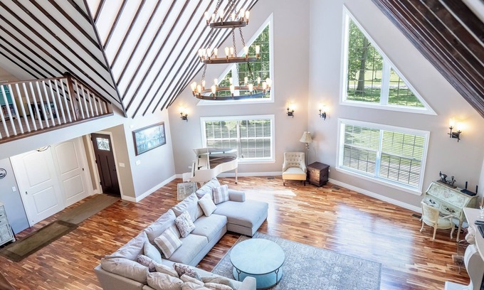 Delong House | Perfect getaway minutes away from Maxinkuckee Lake & Culver Academy!