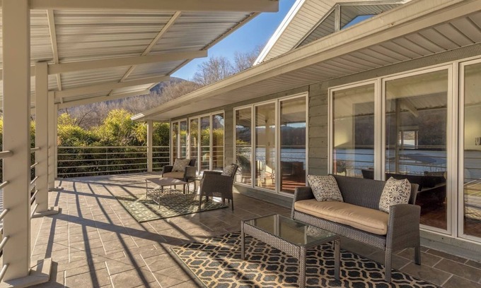 Chattanooga House | Perfect Getaway on the Water Beautiful Gorge Views Complimentary Kayaks & SUPs 11 miles to Downtown