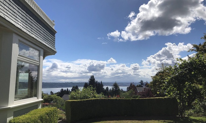 North End House | Perfect Getaway overlooking the Puget Sound, Close to Ruston Point and UPS