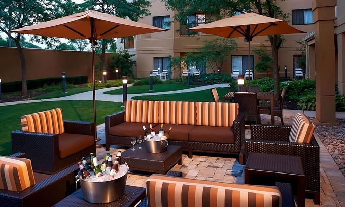 West Dundee House | Perfect Hideaway! Swimming Pool, FREE Parking, Near Hemmens Cultural Center!