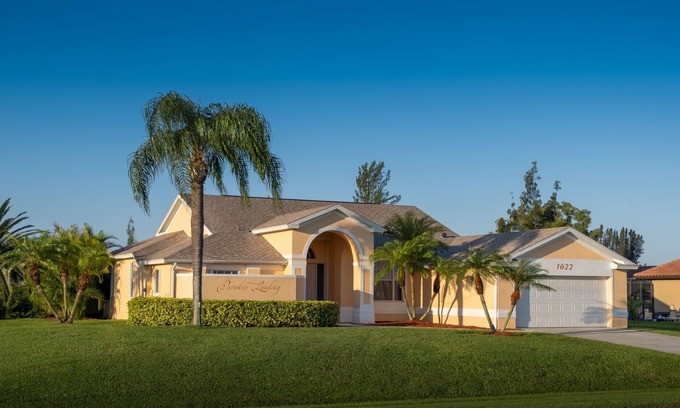 Pelican House | Perfect home on the canal, Terrace, pool, south facing, WiFi, SW Cape Coral