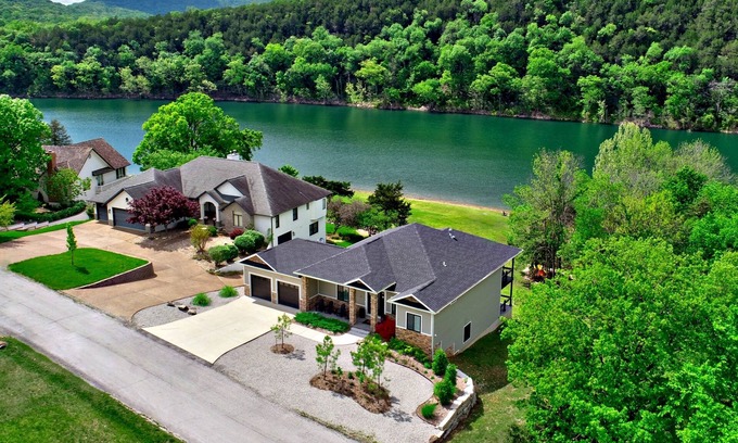 Eureka Springs House | Perfect Lakefront 5BR Luxury Home-Wow Views, Fire Pit, Kayaks,Best Shore Access