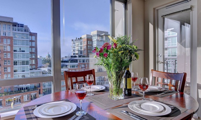 Downtown Victoria Boat Rental | Perfect Location Beautiful View Free WIFI Free Parking 2 blocks to Inner Harbour