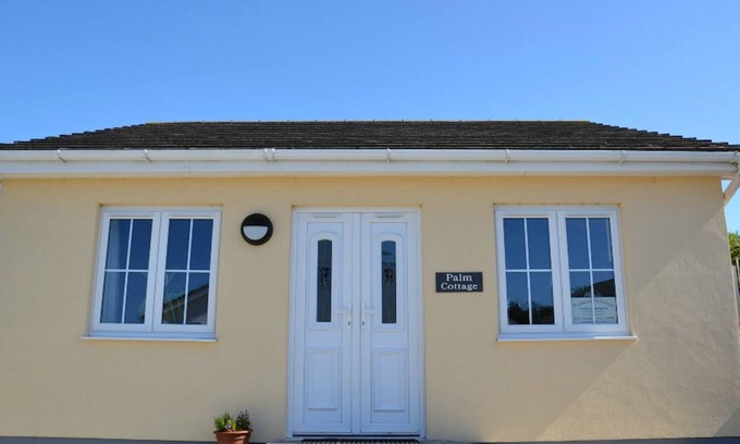 Padstow House | Perfect location for exploring the local 7 bays, Wifi, local amenities