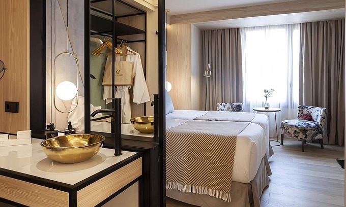 Sant Nicolau Hotel | Perfect Location for Getaway! Relaxing Room w/Large Window, King/2 Twin Bed