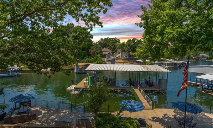 Osage Beach House | PERFECT LOCATION+h2oToys+6 BDRMS+5 BTHRMS+3 FMLY RMS+2 KTCHNS+SWIM DOCK+Pets Ok