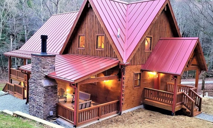 Carbon Hill Cabin | Perfect Location - High Quality Custom Log Cabin - Luxurious Amenities