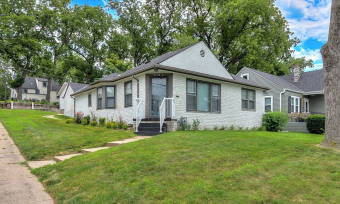 Aksarben - Elmwood Park House | Perfect Location in Omaha, Walking distance to Aksarben village and Boxter Arena