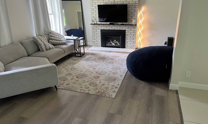 London Apartment | Perfect Location! Quiet City Home Near Venues, Shops & Restaurants