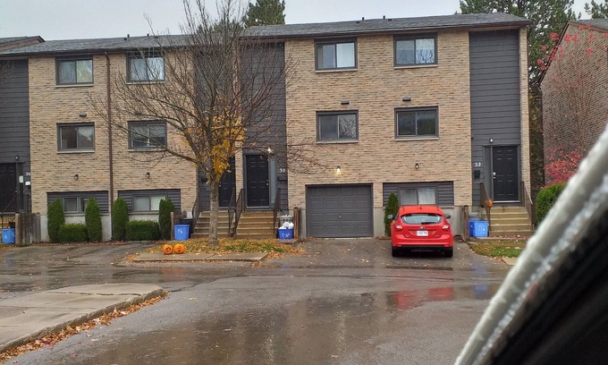 London House | Perfect location walking distance to everywhere