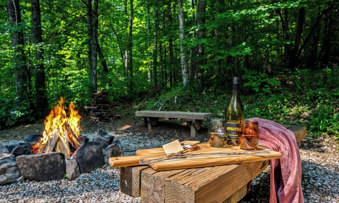 Townsend Cabin | Perfect mountain cottage ☎ Fire pit ☎ Gas Fireplace ☎ Screened Porch ☎ Secluded