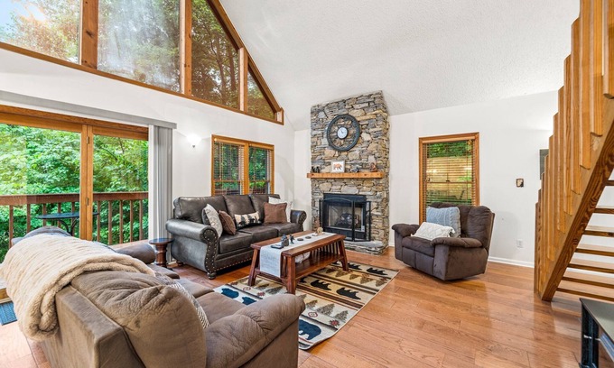 Gatlinburg Cabin | Perfect Mtn Cabin, King Beds, Hot Tub, 5 minute drive to downtown