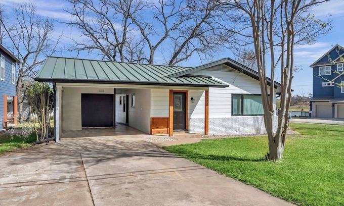 Kingsland House | Perfect Pair-Lakehouse on LBJ!
