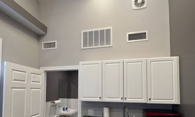 Salina Apartment | Perfect Pit Stop - No Shower-
