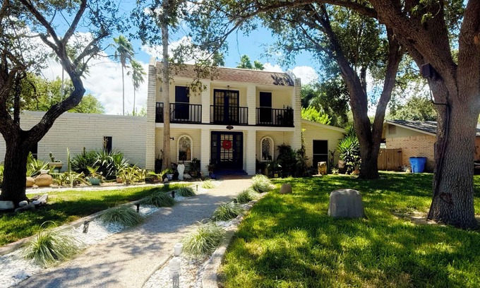 Palm Valley House | Perfect & Private - 2 lg bedrooms, huge kitchen, hot-tub & more "Summer Special"