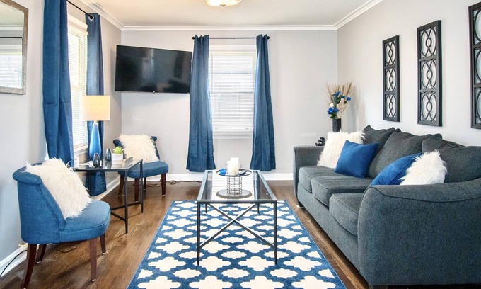 Roselawn Finance House | Perfect Private Cincinnati Getaway Near Downtown!