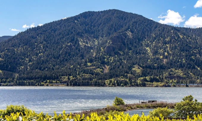 Bingen House | Perfect River Location and Views! Amazing Remodel!