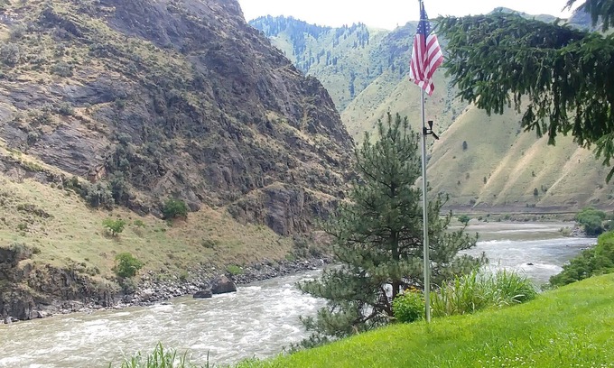 Riggins House | Perfect Riverfront Getaway!