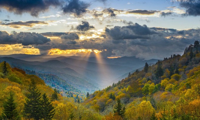 Gatlinburg - Pigeon Forge House | Perfect Smoky Mountain Cabin Getaway by Pigeon Forge w/Firepit+Hottub+Pool+Views