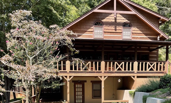 Mountain Springs Cabin | Perfect Smoky Mountain Getaway w/ all the Comforts of Home.