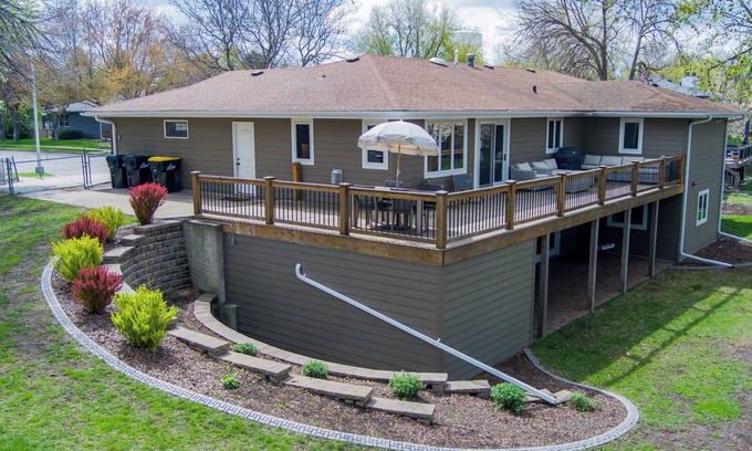 Sioux Falls House | Perfect Stay for Big Groups and Bigger Memories - Theatre,Huge Yard,Sport Court