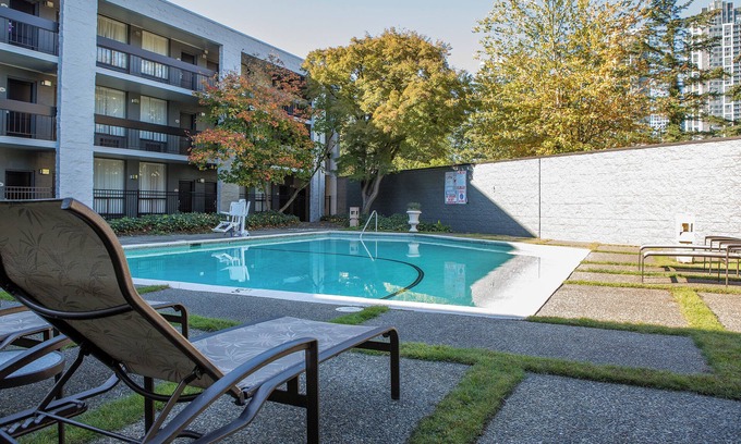 Wilburton Hotel | Perfect Staycation! Onsite Pool and Parking, Short Drive to Bellevue Square!