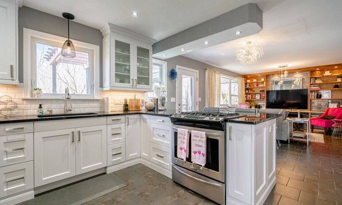 Kingsville House | Perfect Trendy 2 Bdrm Home in Wine Country