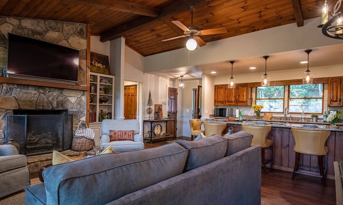 Highlands House | Perfect Upscale 2/2 Indoor/Outdoor Living 4100 elv. 0.8 mi to Main St. New HVAC