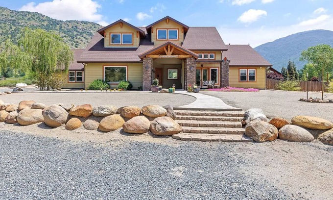 Springville Other | Perfect Wedding Party House, Just a Block from the Springville RANCH!