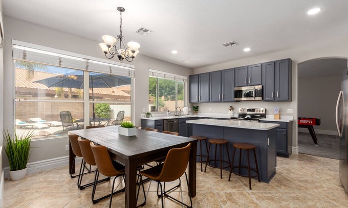 East Mesa House | Perfect winter getaway home {Heated POOL, SPA, BBQ, PUTTING GREEN}