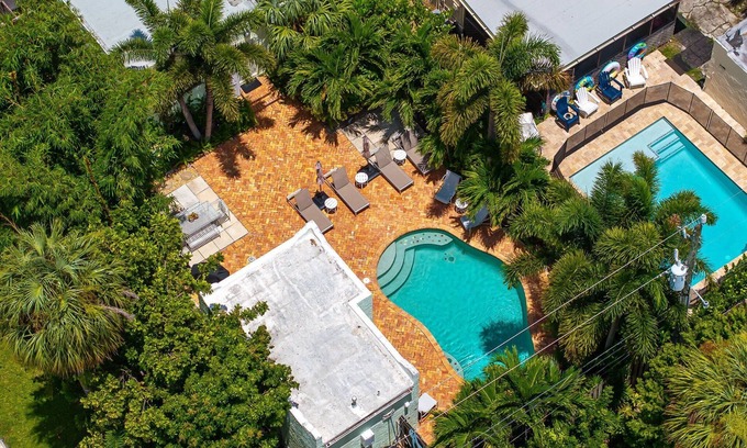 Flamingo Parks House | Perfectly Designed Spanish Villa w/Saltwater Pool & Guest House in Flamingo Park